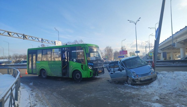 В Тюмени столкнулись маршрутный автобус и "Дэу Матиз"(2024)|Фото: ГИБДД по Тюменской области