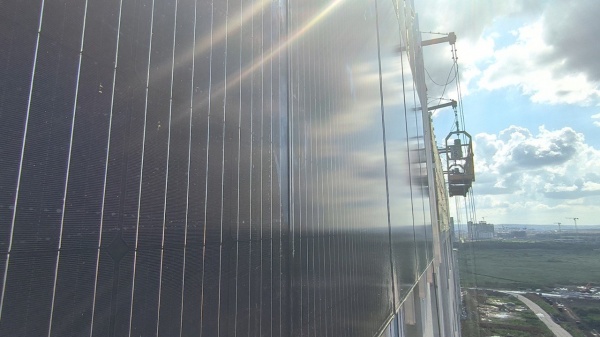 Фасад с солнечной панелью в Академическом(2024)|Фото: пресс-служба АО СЗ "РСГ-Академическое"