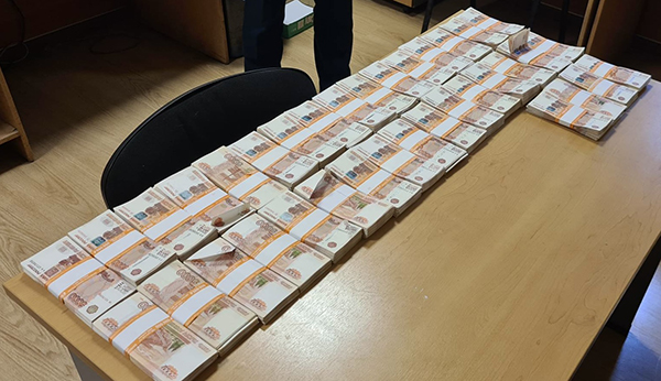 Деньги, изъятые у пассажира в аэропорту Кольцово(2024)|Фото:  пресс-служба Уральского таможенного управления