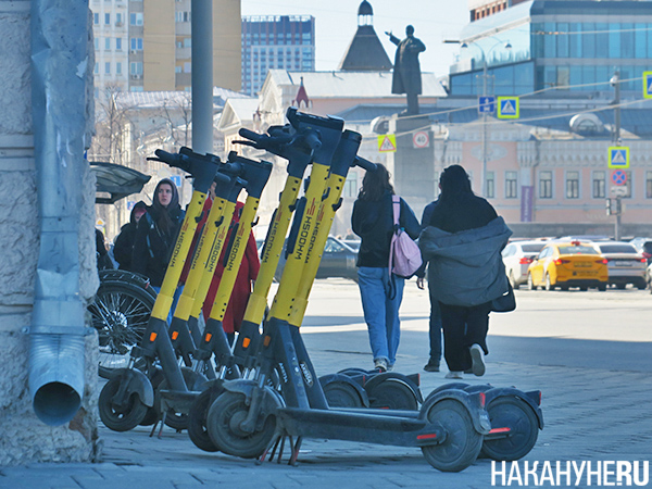 Самокаты марки Whoosh в центре Екатеринбурга(2024)|Фото: Накануне.RU