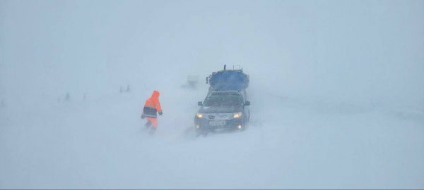 На Ямале несколько десятков автомобилей попали в снежный плен(2024)|Фото: Департамент гражданской защиты ЯНАО