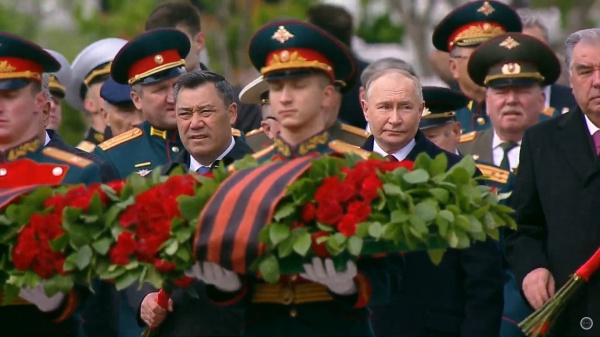 Возложение цветов к могиле Неизвестного солдата в Александровском саду Москвы(2024)|Фото: Скриншот трансляции