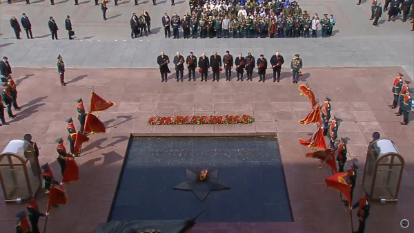 Возложение цветов к могиле Неизвестного солдата в Александровском саду Москвы(2024)|Фото: Скриншот трансляции