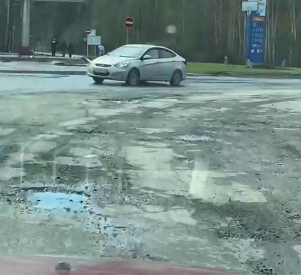 Неотремонтированная дорога в Асбесте(2024)|Фото: скриншот видео с телеграм-канала "Инцидент Асбест" / t.me/incidentasbest