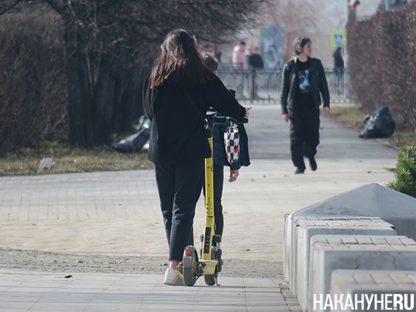 Девушка с самокатом в Екатеринбурге(2024)|Фото: Накануне.RU