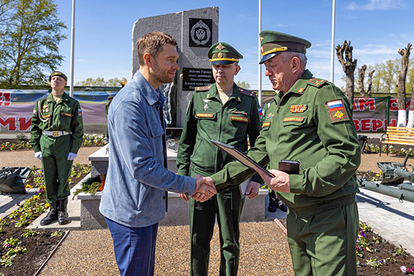 Алексей Вихарев на Аллее Героев СВО в Екатеринбурге(2024)|Фото: телеграм-канал Алексея Вихарева / t.me/viharevofficial