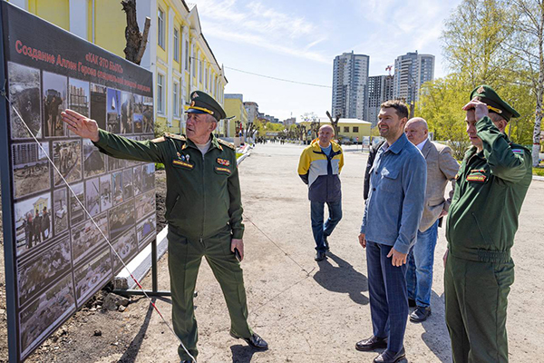 Алексей Вихарев на Аллее Героев СВО в Екатеринбурге(2024)|Фото: телеграм-канал Алексея Вихарева / t.me/viharevofficial