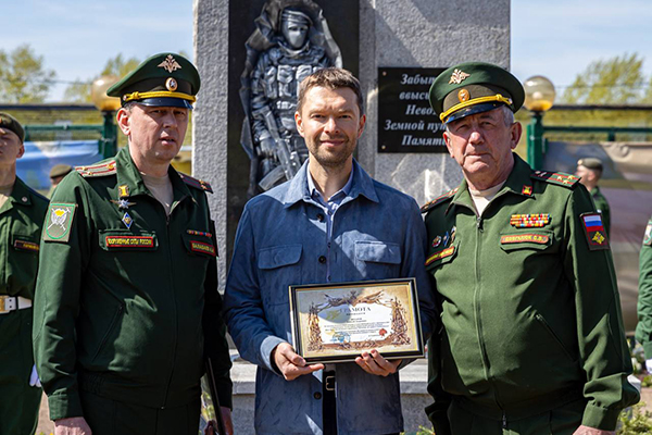 Алексей Вихарев на Аллее Героев СВО в Екатеринбурге(2024)|Фото: телеграм-канал Алексея Вихарева / t.me/viharevofficial