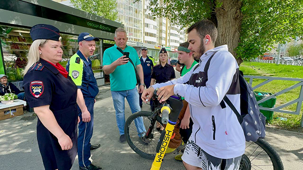 Рейд по поиску нарушителей на самокатах в Екатеринбурге(2024)|Фото: пресс-служба Госавтоинспекции Екатеринбурга