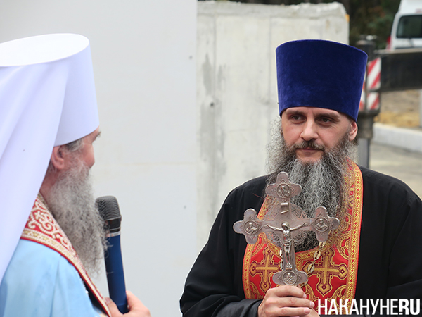 Отец Василий во время освящения купола и креста Храма Елисаветы Федеровны при хосписе (Свято-Елисаветинская обитель на ул. Изоплитная, 24а в Екатеринбурге)(2024)|Фото: Накануне.RU