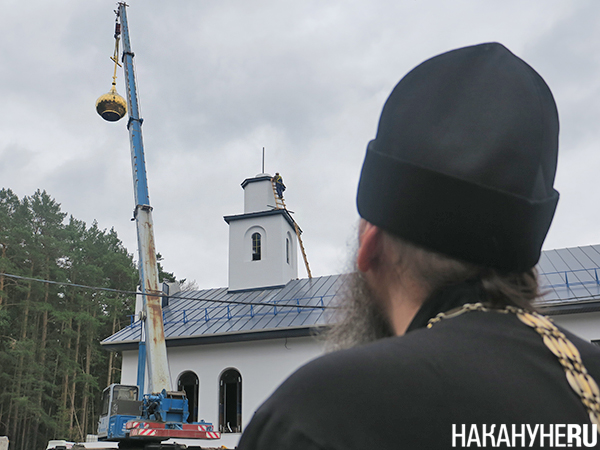 Установка купола и креста Храма Елисаветы Федеровны при хосписе (Свято-Елисаветинская обитель на ул. Изоплитная, 24а в Екатеринбурге)(2024)|Фото: Накануне.RU