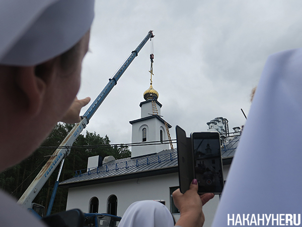 Установка купола и креста Храма Елисаветы Федеровны при хосписе (Свято-Елисаветинская обитель на ул. Изоплитная, 24а в Екатеринбурге)(2024)|Фото: Накануне.RU