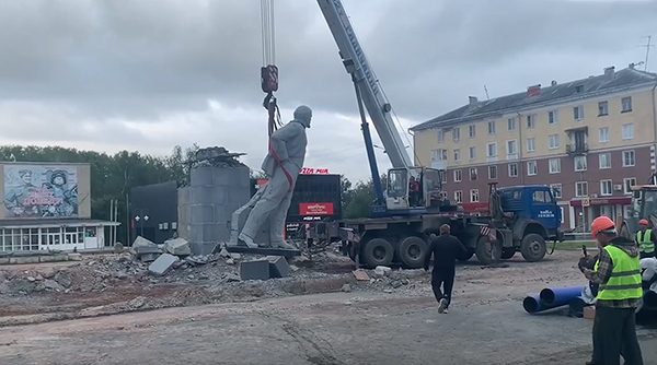 Перенос памятника Ленину в связи с реконструкцией площади Победы в Ревде(2024)|Фото: скриншот с видео телеграм-канала "Ревда-инфо" / t.me/revdainforu