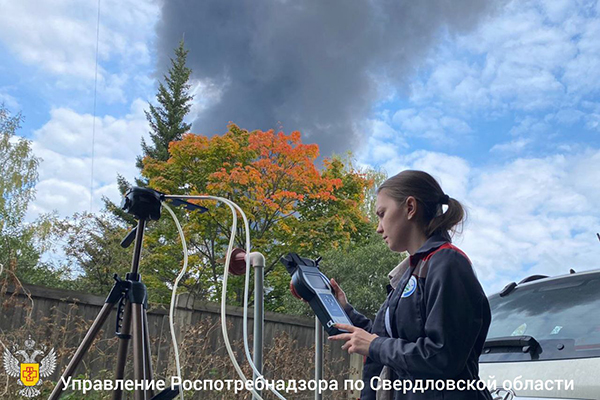 Замеры качества воздуха из-за возгорания покрышек на промзоне Екатеринбурга(2024)|Фото: Управление Роспотребнадзора по Свердловской области