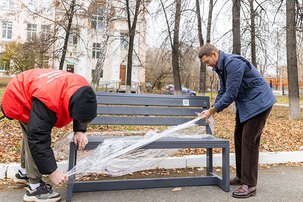 Установка скамеек от Волонтерского центра Алексея Вихарева в парке 23-й больницы Екатеринбурга(2024)|Фото: Дмитрий Иванов / пресс-служба Алексея Вихарева