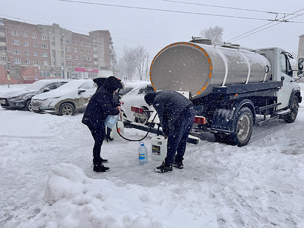 В Березниках люди набирают воду в бутылки после аварий водозаборов "Извер" и "Усолка"(2024)|Фото: страница Алексея Казаченко / vk.com/kazachenko_berezniki