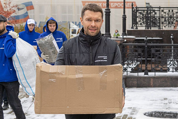 Подарки пенсионерам в канун Нового года от депутатов гордумы Екатеринбурга Алексея Вихарева и его Анастасии Немец(2024)|Фото: Дмитрий Иванов / пресс-служба Алексея Вихарева