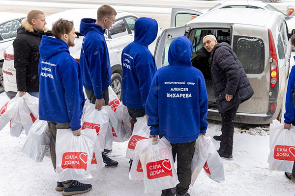 Подарки пенсионерам в канун Нового года от депутатов гордумы Екатеринбурга Алексея Вихарева и его Анастасии Немец(2024)|Фото: Дмитрий Иванов / пресс-служба Алексея Вихарева