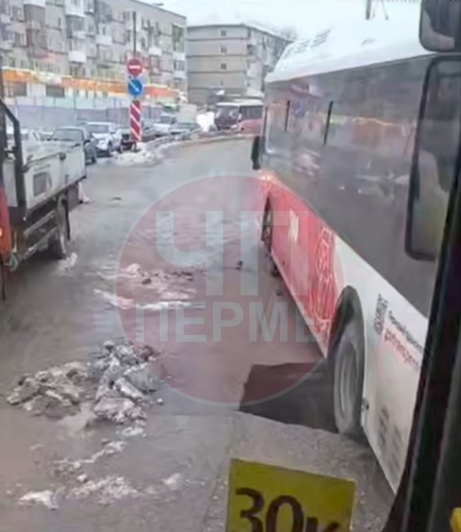 В Перми под автобусом провалился асфальт(2025)|Фото: ЧП Пермь/ chp_59_perm