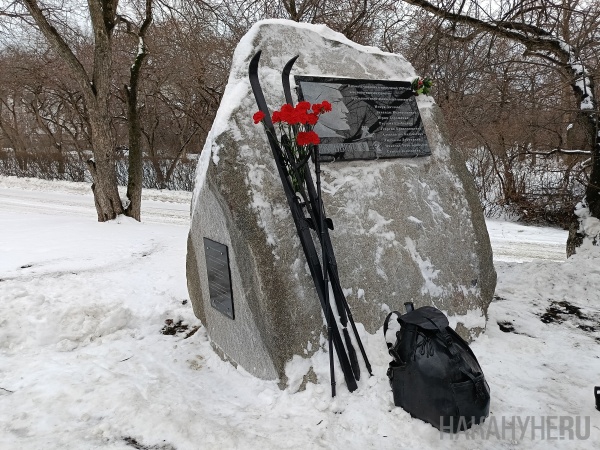 Возложение цветов к памятнику группе Дятлова в Екатеринбурге(2025)|Фото: Накануне.RU