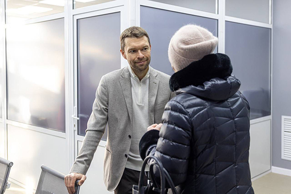 Открытие волонтёрского центра Алексея Вихарева в Ирбите(2025)|Фото: Дмитрий Иванов / пресс-служба Алексея Вихарева