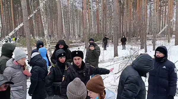 Полиция и противники вырубки деревьев в Березовой роще в Екатеринбурге(2025)|Фото: скриншот с видео Дениса Каракоза / "Штаб Берёзовая Роща" / t.me/berezapark