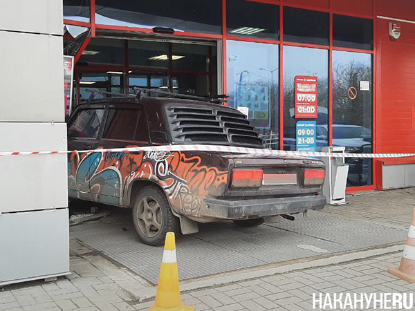 Машина въехала в магазин на улице Кирова в Екатеринбурге(2025)|Фото: Накануне.RU