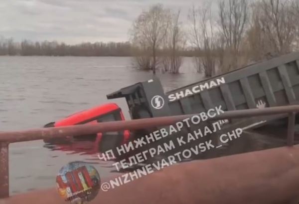 В Нижневартовске из-за паводка утонул грузовик(2025)|Фото:  ЧП Нижневартовск / скриншот с видео / vk.com/chp.nv86