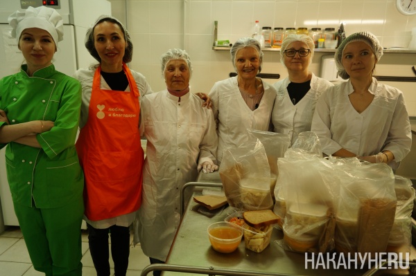 Обеды, волонтёры, подопечные(2025)|Фото: Накануне.RU Обеды, волонтёры, подопечные(2025)|Фото: Накануне.RU