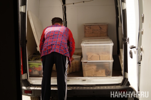 Погрузка обедов в машину(2025)|Фото: Накануне.RU Погрузка обедов в машину(2025)|Фото: Накануне.RU