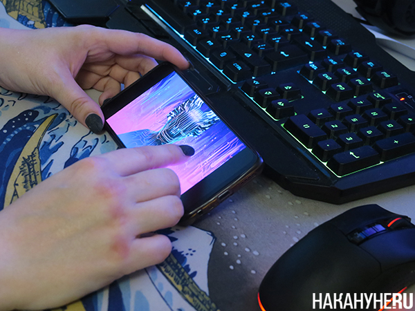 Человек рассматривает картинку нейросетей(2025)|Фото: Накануне.RU Человек рассматривает картинку нейросетей(2025)|Фото: Накануне.RU