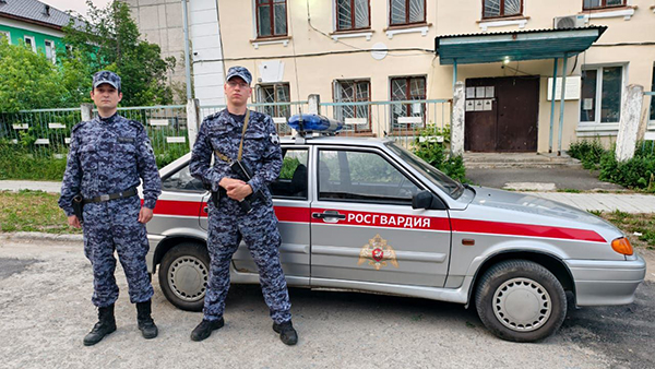 Сотрудники Кировградского отдела вневедомственной охраны старшина полиции Даниил Шатунов и сержант полиции Александр Харланов(2025)|Фото: пресс-служба Управления Росгвардии по Свердловской области