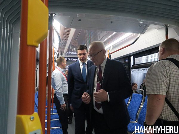 Антон Алиханов в трамвае "Воевода" на "Иннопроме"(2025)|Фото: Накануне.RU