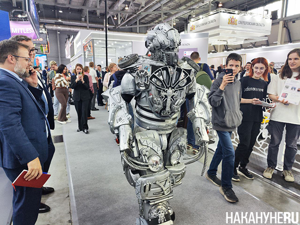 Человек в костюме робота на "Иннопроме-2025"(2025)|Фото: Накануне.RU Человек в костюме робота на "Иннопроме-2025"(2025)|Фото: Накануне.RU