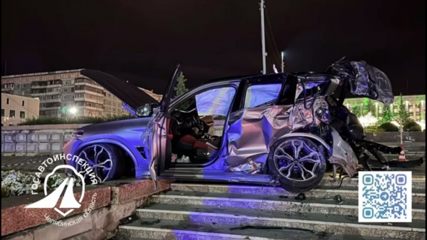 BMW Х3 врезалась в крыльцо здания администрации Магнитогорска(2025)|Фото: Управление Госавтоинспекции ГУ МВД России по Челябинской области
