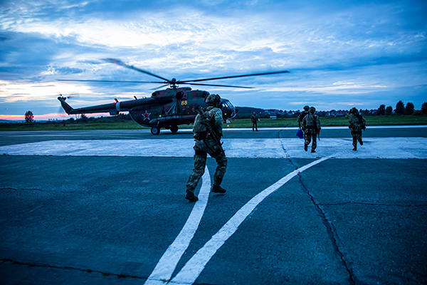 Занятия по ночному беспарашютному десантированию с личным составом ОМОН "Малахит" свердловской Росгвардии(2025)|Фото: пресс-служба Управления Росгвардии по Свердловской области