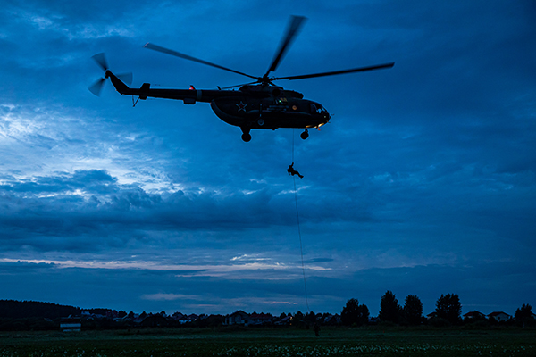 Занятия по ночному беспарашютному десантированию с личным составом ОМОН "Малахит" свердловской Росгвардии(2025)|Фото: пресс-служба Управления Росгвардии по Свердловской области
