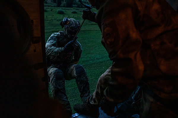 Занятия по ночному беспарашютному десантированию с личным составом ОМОН "Малахит" свердловской Росгвардии(2025)|Фото: пресс-служба Управления Росгвардии по Свердловской области