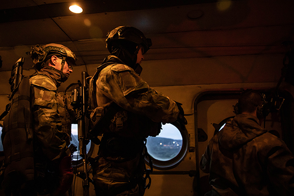 Занятия по ночному беспарашютному десантированию с личным составом ОМОН "Малахит" свердловской Росгвардии(2025)|Фото: пресс-служба Управления Росгвардии по Свердловской области