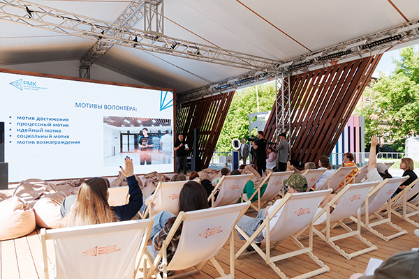 День волонтера на площадке фестиваля "Лето с РМК" в Екатеринбурге(2025)|Фото: Андрей Фомин