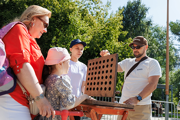 День волонтера на площадке фестиваля "Лето с РМК" в Екатеринбурге(2025)|Фото: Андрей Фомин