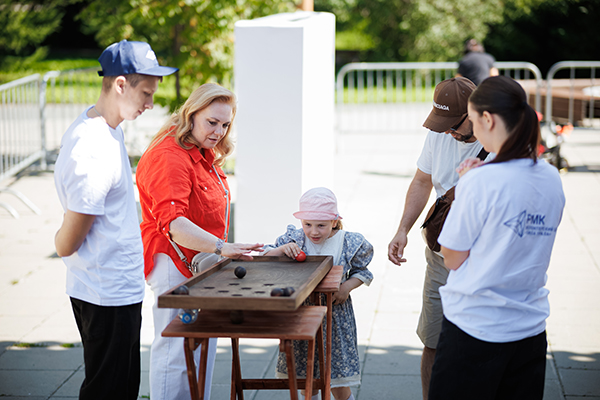 День волонтера на площадке фестиваля "Лето с РМК" в Екатеринбурге(2025)|Фото: Андрей Фомин