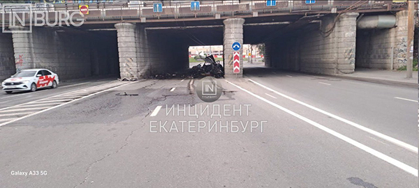 ДТП на проспекте Космонавтов(2025)|Фото: telegram-канал "Инцидент Екатеринбург" / t.me/incekb