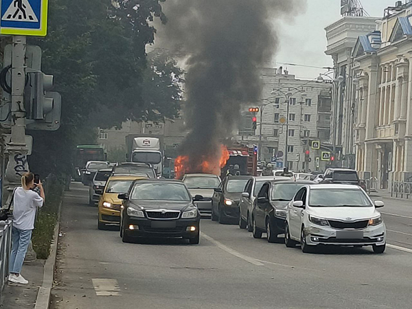 На улице 8 Марта в Екатеринбурге вспыхнул автомобиль(2025)|Фото: читатель Накануне.RU