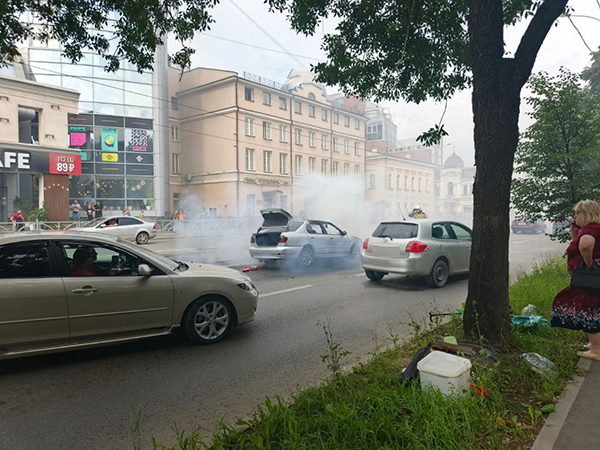На улице 8 Марта в Екатеринбурге вспыхнул автомобиль(2025)|Фото: читатель Накануне.RU