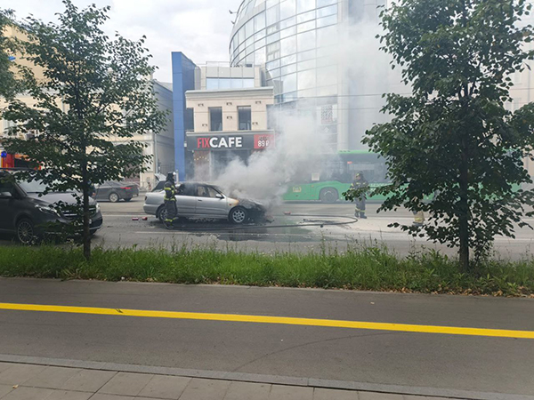 На улице 8 Марта в Екатеринбурге вспыхнул автомобиль(2025)|Фото: читатель Накануне.RU