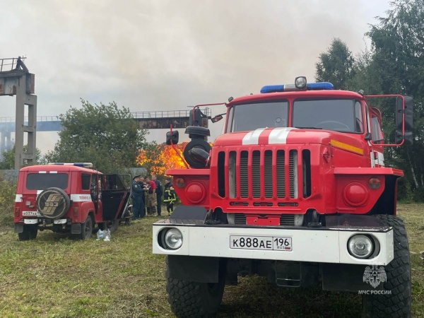 Ликвидация возгорания отходов лесопиления в поселке Бисерть(2025)|Фото: ГУ МЧС по Свердловской области