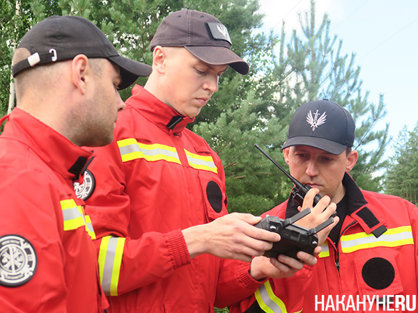 Запуск дрона во время поисково-спасательных работ "РМК Поиск" на скалах "Чёртово городище" близ Екатеринбурга(2025)|Фото: Накануне.RU