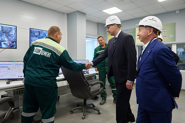 Денис Паслер в сысертском кластере по производству стройматериалов(2025)|Фото: пресс-служба компании "Атомстройкомплекс"