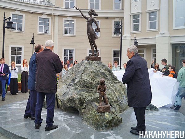 Михаил Матвеев, Аркадий Чернецкий и Алексей Орлов во время открытия администрации Академического района Екатеринбурга(2025)|Фото: Накануне.RU